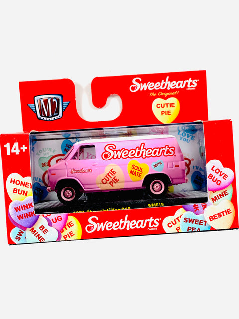 M2 Machines Auto-thentics Sweethearts 1971 Chevrolet Van G10 Chase