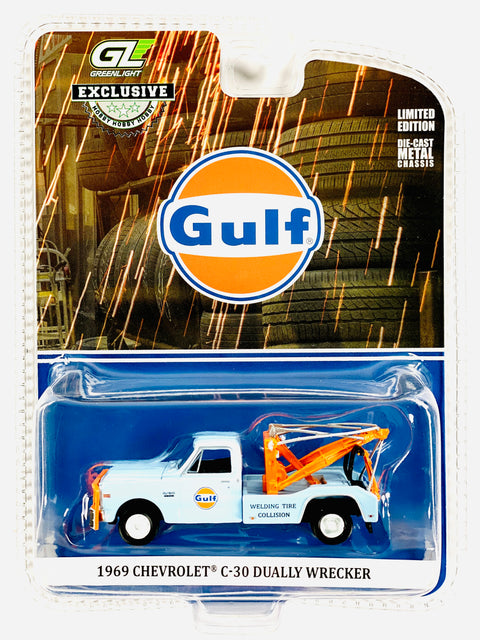 Greenlight Hobby Exclusive Gulf 1969 Chevrolet C-30 Dually Wrecker Welding Tire Collision Tow Truck